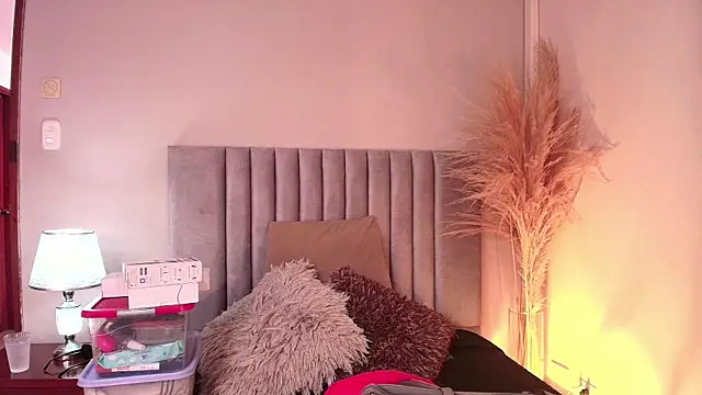 Snapshot of Nina_Cavaali chatting on September 19, 2025, 6:23 pm Nina Cavaali online show from September 19, 2025, 6:23 pm