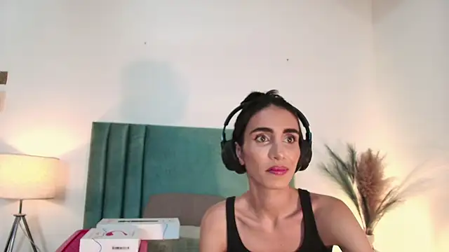 Snapshot of Nina_Cavaali chatting on September 23, 2025, 6:26 pm Nina Cavaali online show from September 23, 2025, 6:26 pm