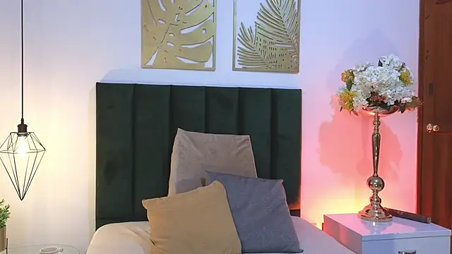Snapshot of Nina_Cavaali chatting on September 29, 2025, 2:34 pm Nina Cavaali online show from September 29, 2025, 2:34 pm