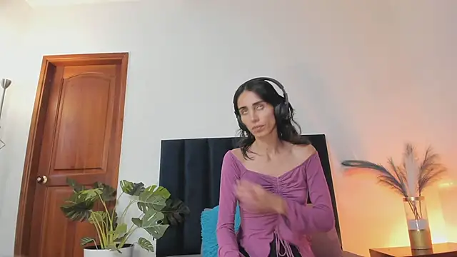 Snapshot of Nina_Cavaali chatting on September 16, 2025, 6:20 pm Nina Cavaali online show from September 16, 2025, 6:20 pm