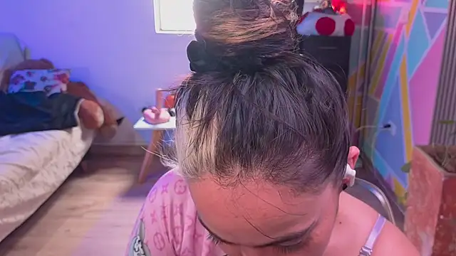 Cuttiealice online show from November 10, 2025, 5:07 pm