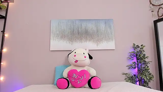 Briana Wells  online show from October 31, 2025, 1:30 pm