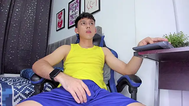 Snapshot of The_skinnyguys chatting on December 14, 2025, 10:26 pm The skinnyguys online show from December 14, 2025, 10:26 pm