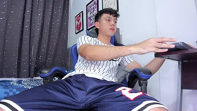 Snapshot of The_skinnyguys chatting on October 28, 2025, 10:09 pm The skinnyguys online show from October 28, 2025, 10:09 pm