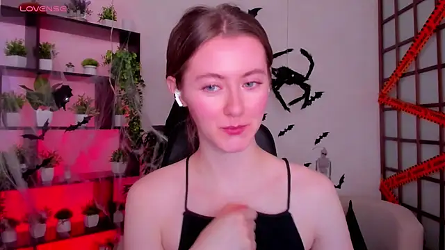 Snapshot of KateCuddle chatting on October 29, 2025, 2:43 am KateCuddle online show from October 29, 2025, 2:43 am