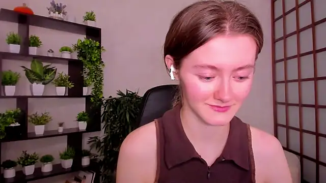 Snapshot of KateCuddle chatting on October 16, 2025, 2:20 am KateCuddle online show from October 16, 2025, 2:20 am