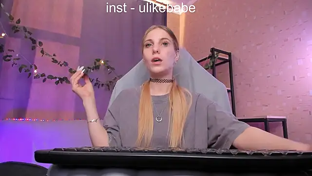 Snapshot of Anna_Fink chatting on February 18, 2025, 5:53 am Anna Fink online show from February 18, 2025, 5:53 am