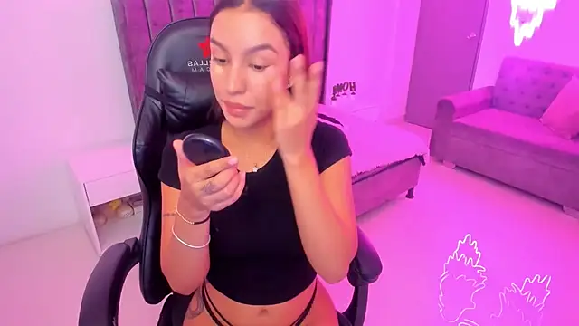 xiomara  cortes online show from November 17, 2025, 12:20 pm