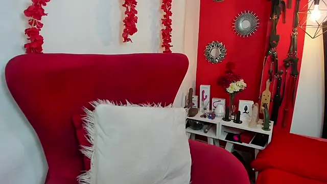 julieta evans  online show from December 4, 2024, 11:30 pm