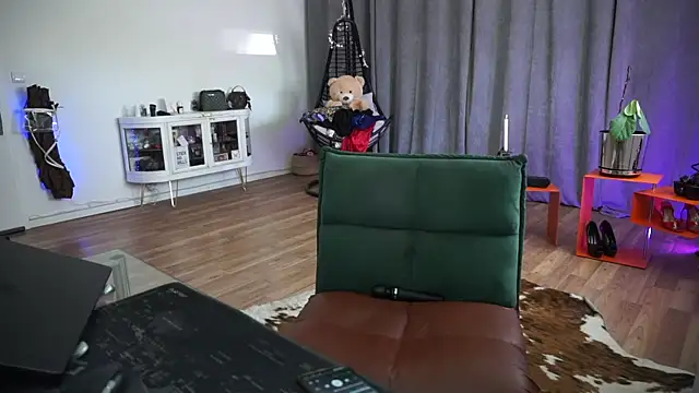 LaraPunkt online show from April 8, 2026, 8:16 am