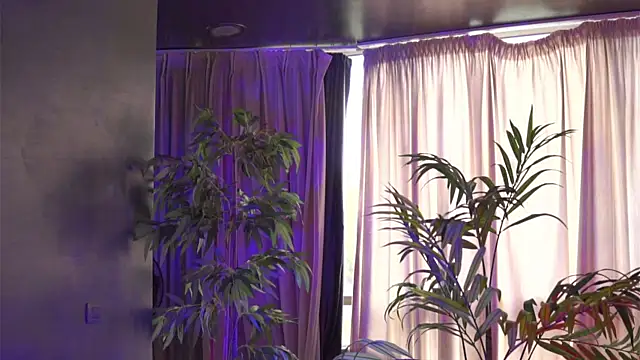 Snapshot of HotSkinnyX chatting on September 20, 2025, 6:18 am HotSkinnyX online show from September 20, 2025, 6:18 am