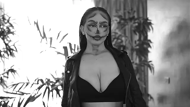 Snapshot of HotSkinnyX chatting on October 31, 2025, 9:50 am HotSkinnyX online show from October 31, 2025, 9:50 am