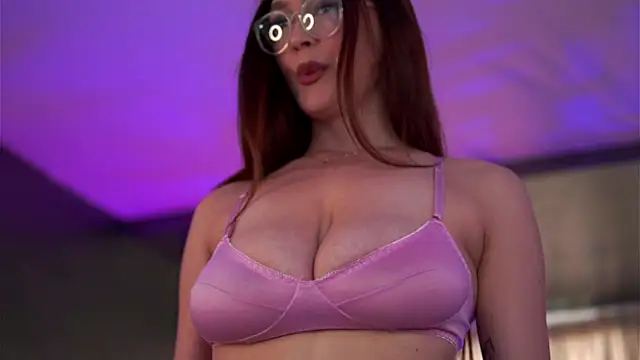 Snapshot of HotSkinnyX chatting on September 9, 2025, 5:06 am HotSkinnyX online show from September 9, 2025, 5:06 am