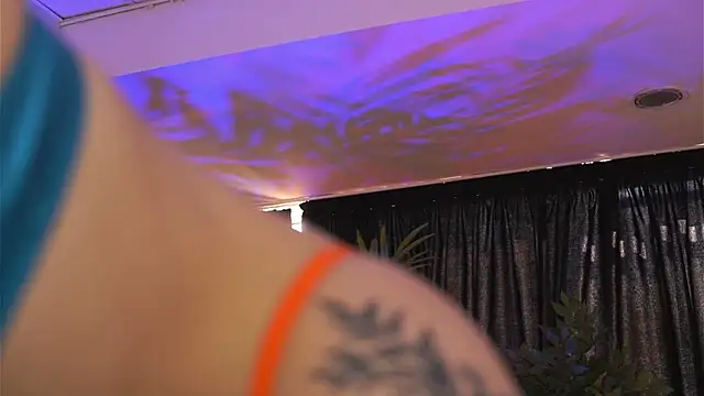 Snapshot of HotSkinnyX chatting on March 6, 2025, 12:19 pm HotSkinnyX online show from March 6, 2025, 12:19 pm