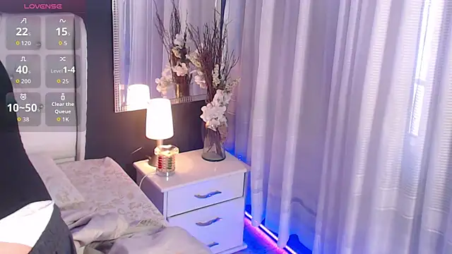 LiaVillalobos online show from November 4, 2025, 12:20 pm