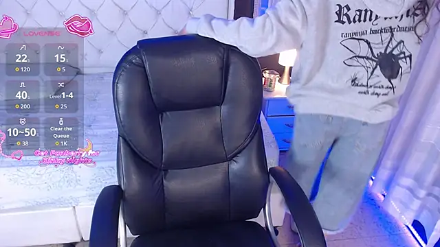 LiaVillalobos online show from November 28, 2025, 1:00 pm