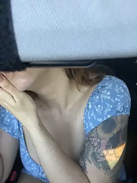 Snapshot of LeaGambit__ chatting on November 3, 2025, 4:43 pm LeaGambit online show from November 3, 2025, 4:43 pm