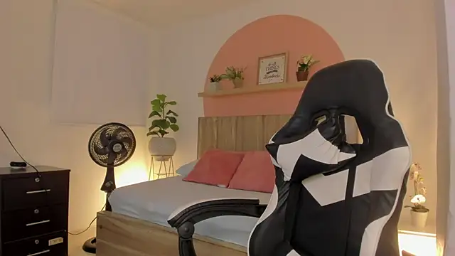 Snapshot of dominique25_ chatting on September 18, 2025, 2:47 am dominique25 online show from September 18, 2025, 2:47 am