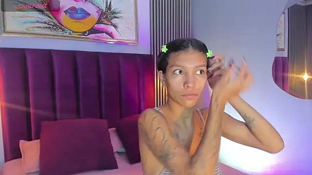 LauraAristizabal online show from October 28, 2025, 12:59 pm