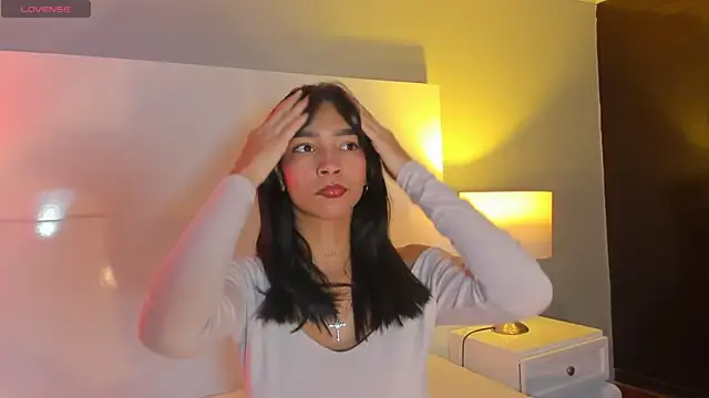 LauraAristizabal online show from February 22, 2026, 1:02 pm