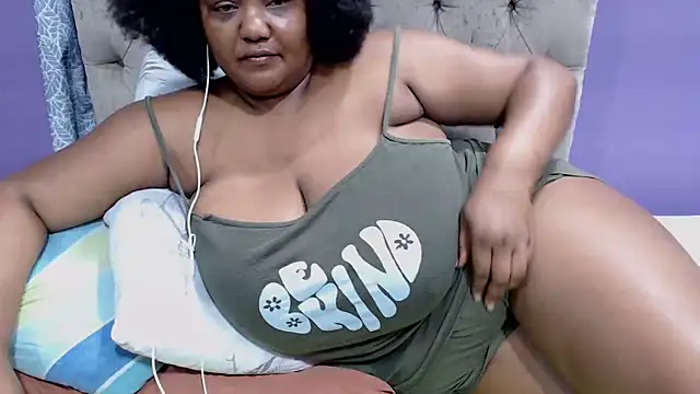 Snapshot of GiantTittts chatting on September 18, 2025, 8:34 pm GiantTittts online show from September 18, 2025, 8:34 pm