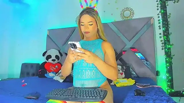 alondrahotxtf  online show from November 20, 2025, 11:25 pm