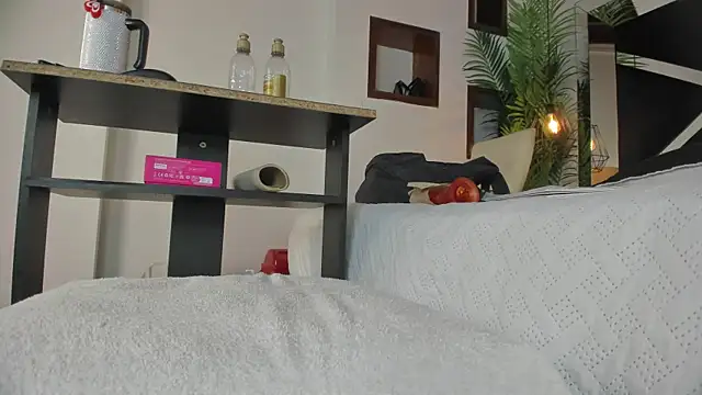 candy sweet  online show from October 8, 2025, 7:14 pm