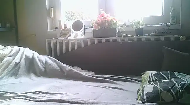 Snapshot of Mileva88 chatting on February 12, 2025, 12:33 pm Mileva88 online show from February 12, 2025, 12:33 pm