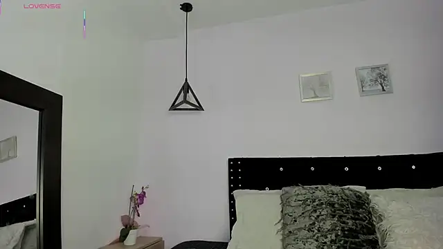 Snapshot of CeliWoods chatting on November 24, 2025, 11:21 am CeliWoods online show from November 24, 2025, 11:21 am