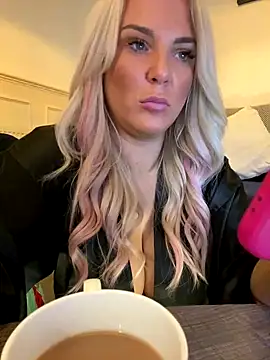 Snapshot of Bustyblondebabe32 chatting on November 7, 2025, 9:30 pm Bustyblondebabe32 online show from November 7, 2025, 9:30 pm