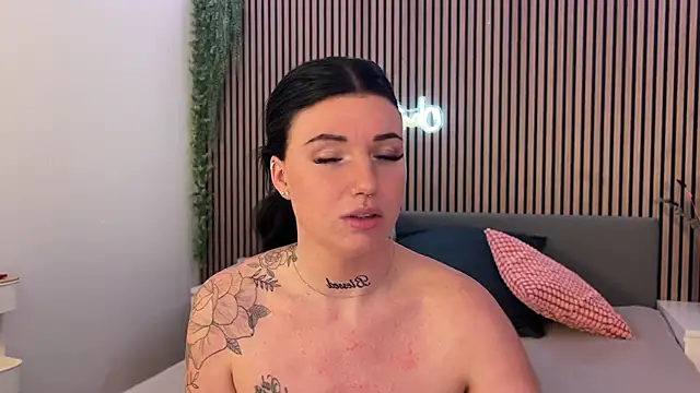 Snapshot of LizaRoxx chatting on March 17, 2025, 10:40 pm LizaRoxx online show from March 17, 2025, 10:40 pm