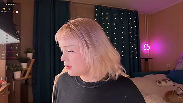 LisaLaas online show from September 12, 2025, 5:45 pm