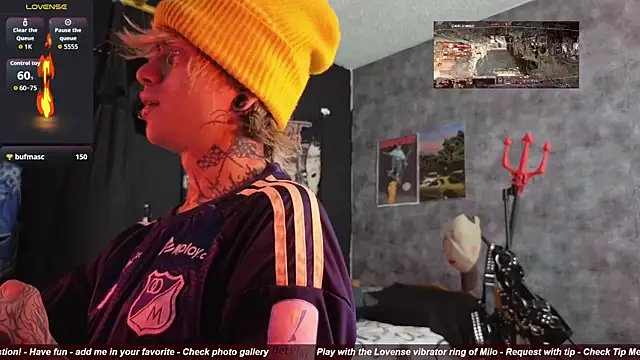 Snapshot of AcidMilo chatting on October 22, 2025, 3:55 pm AcidMilo online show from October 22, 2025, 3:55 pm