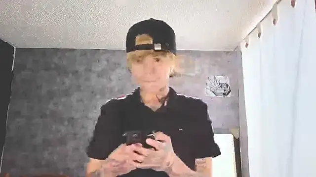 Snapshot of AcidMilo chatting on October 10, 2025, 7:25 pm AcidMilo online show from October 10, 2025, 7:25 pm