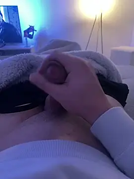 Jonkitzler1 online show from February 13, 2025, 10:44 am