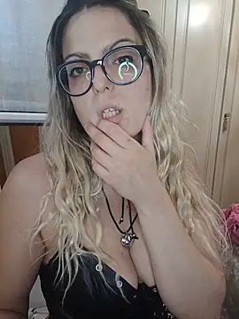 Snapshot of dolcehelena993 chatting on May 23, 2026, 1:10 pm dolcehelena993 online show from May 23, 2026, 1:10 pm