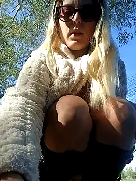 Snapshot of dolcehelena993 chatting on November 20, 2025, 11:00 am dolcehelena993 online show from November 20, 2025, 11:00 am