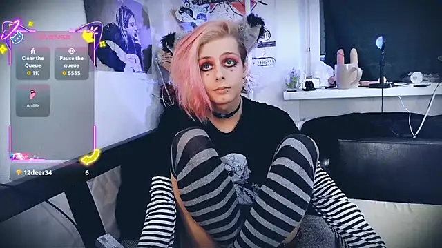 Littlepinkcat online show from September 13, 2025, 7:47 pm