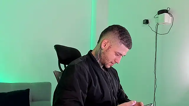  jamesleandros1 online show from July 7, 2026, 6:44 pm