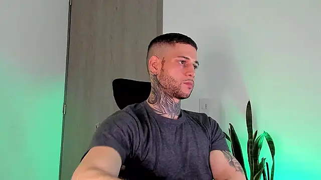  jamesleandros1 online show from February 8, 2026, 3:04 am