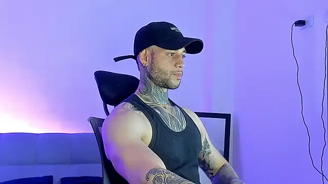  jamesleandros1 online show from June 14, 2026, 10:33 pm