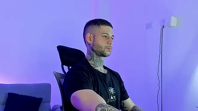  jamesleandros1 online show from June 25, 2026, 11:43 pm