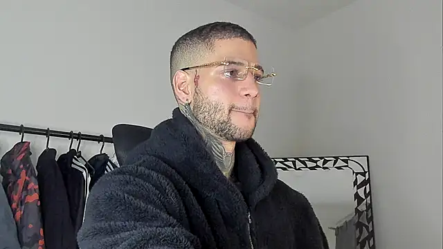  jamesleandros1 online show from November 9, 2025, 2:04 am