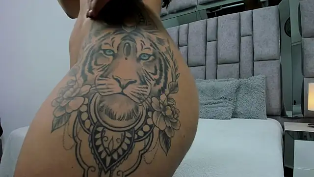 Snapshot of EMMAHILL1 chatting on November 14, 2025, 11:25 am EMMAHILL1 online show from November 14, 2025, 11:25 am