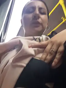 Abril Luv online show from February 11, 2026, 1:27 am