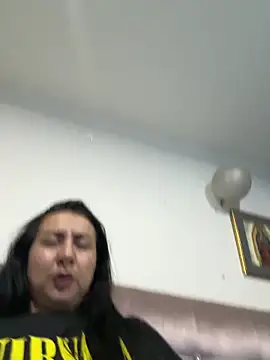 Abril Luv online show from April 15, 2026, 1:11 am