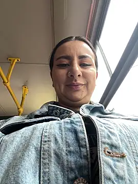 Abril Luv online show from April 6, 2026, 12:17 pm