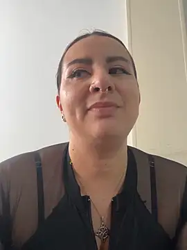 Abril Luv online show from February 16, 2026, 1:10 pm