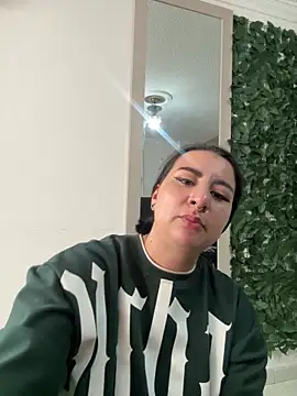 Abril Luv online show from April 16, 2026, 1:23 pm