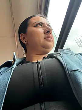 Abril Luv online show from November 28, 2025, 3:23 pm